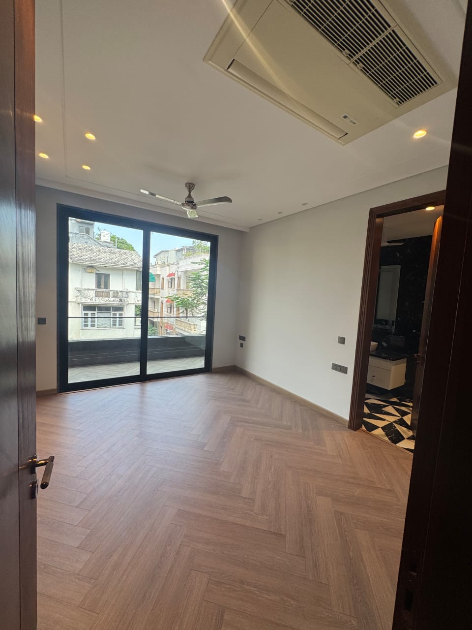 Farmhouse for sale in 9TH AVANUE, BAND ROAD, CHATTARPUR, SOUTH DELHI